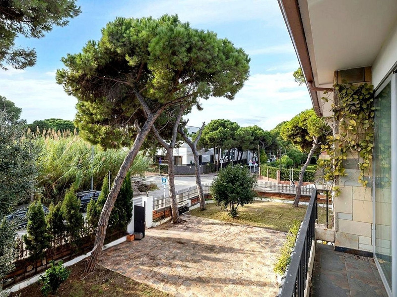 Detached House with Pool and Garden in Gava Mar, Barcelona. Photo:  23