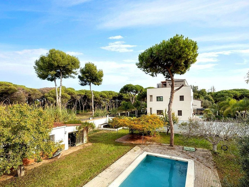 Detached House with Pool and Garden in Gava Mar, Barcelona. Photo:  24