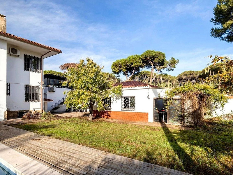 Detached House with Pool and Garden in Gava Mar, Barcelona. Photo:  28
