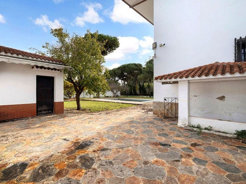 Detached House with Pool and Garden in Gava Mar, Barcelona. Photo:  31