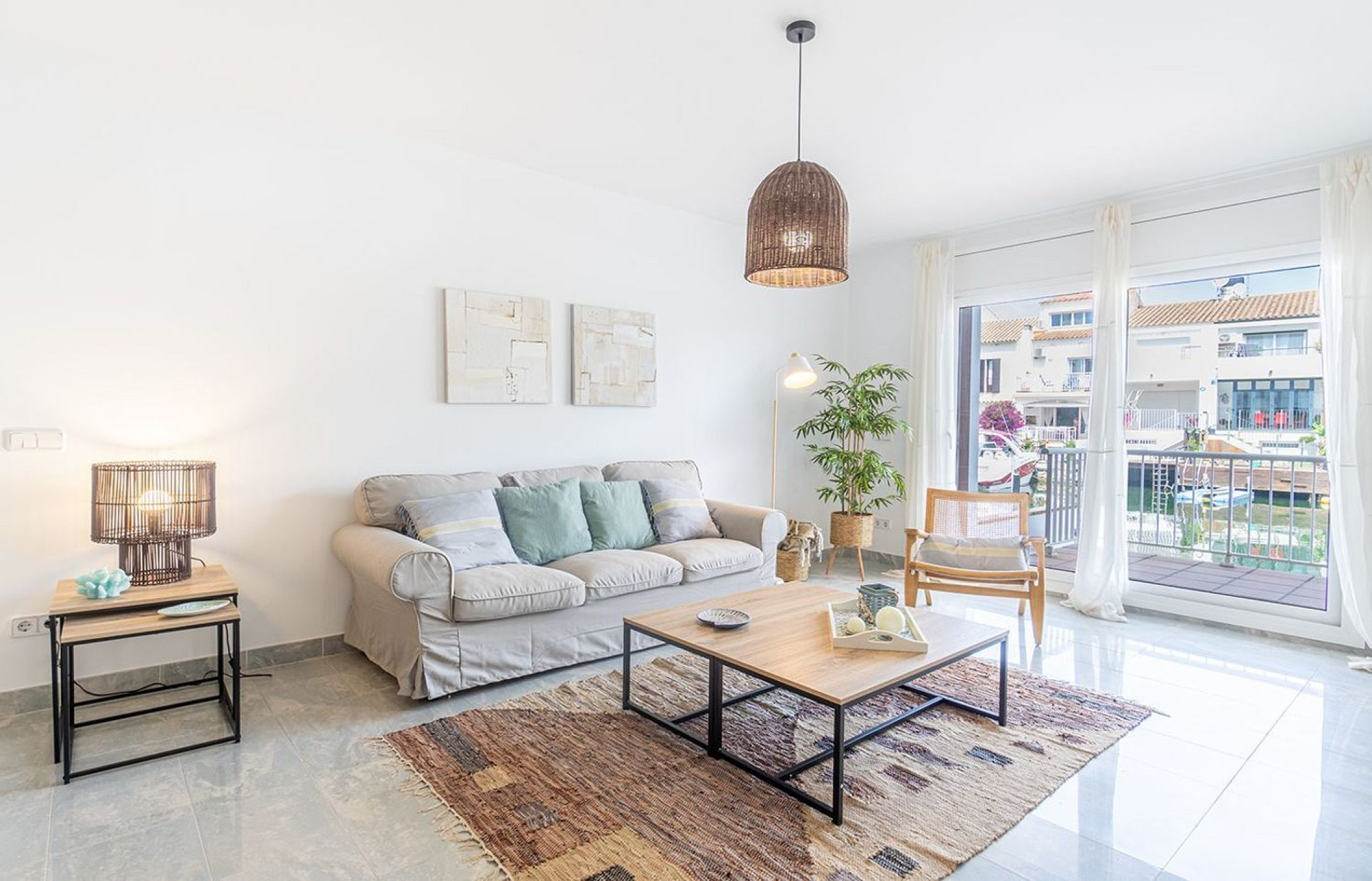 Очаровательный дом с причалом и видом на канал в Эмпуриабрава