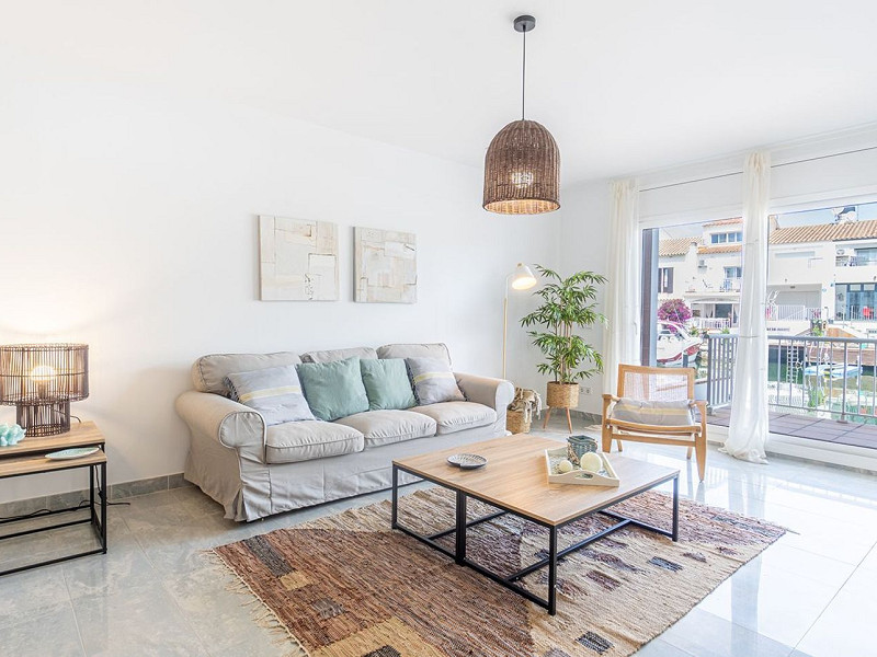 Очаровательный дом с причалом и видом на канал в Эмпуриабрава