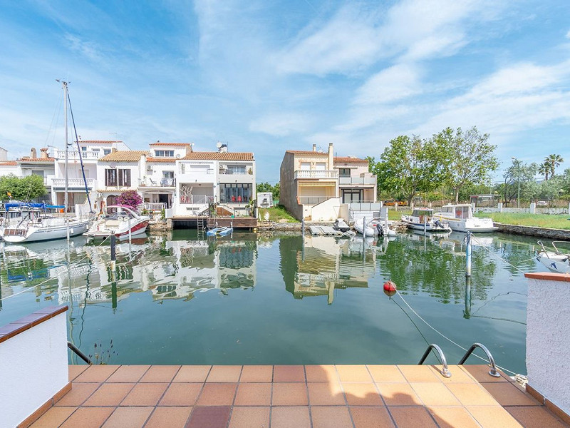 Очаровательный дом с причалом и видом на канал в Эмпуриабрава. Фото:  2