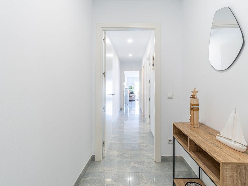 Очаровательный дом с причалом и видом на канал в Эмпуриабрава. Фото:  4