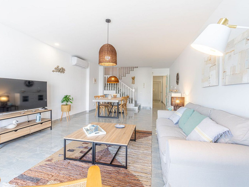 Очаровательный дом с причалом и видом на канал в Эмпуриабрава. Фото:  7