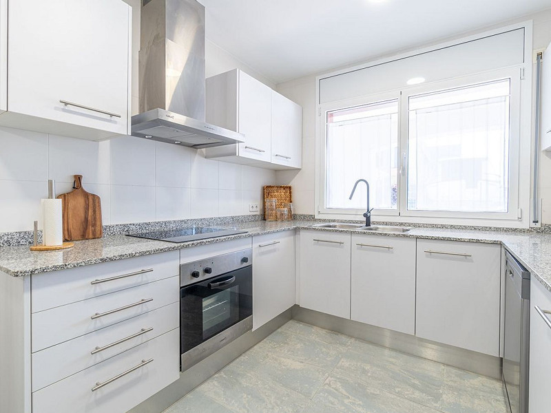 Очаровательный дом с причалом и видом на канал в Эмпуриабрава. Фото:  10