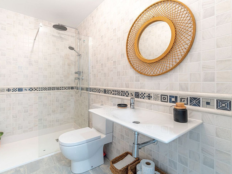 Очаровательный дом с причалом и видом на канал в Эмпуриабрава. Фото:  11