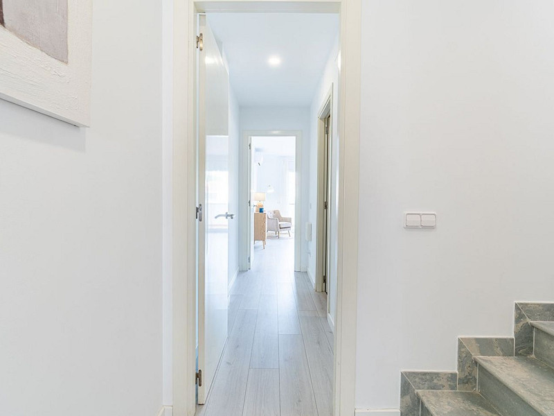 Очаровательный дом с причалом и видом на канал в Эмпуриабрава. Фото:  13