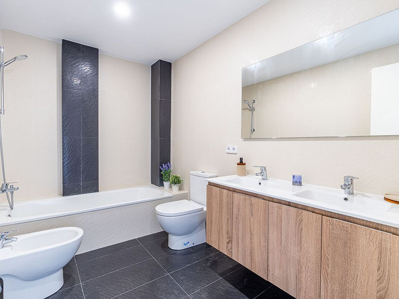 Очаровательный дом с причалом и видом на канал в Эмпуриабрава. Фото:  14