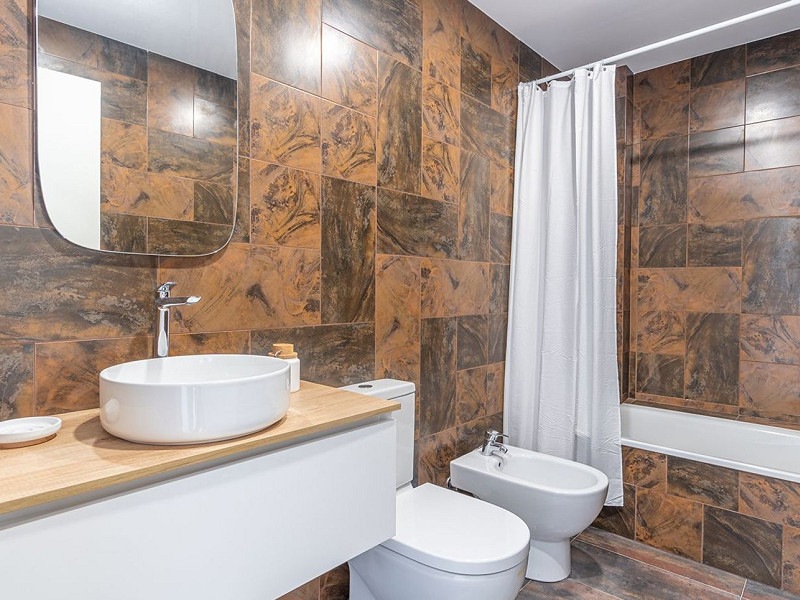 Очаровательный дом с причалом и видом на канал в Эмпуриабрава. Фото:  17