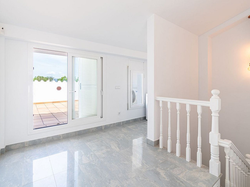 Очаровательный дом с причалом и видом на канал в Эмпуриабрава. Фото:  20