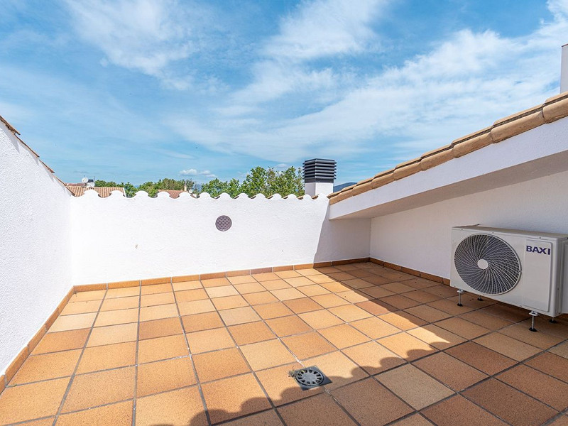 Очаровательный дом с причалом и видом на канал в Эмпуриабрава. Фото:  21