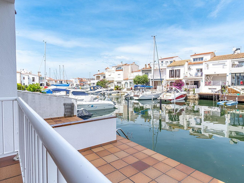 Очаровательный дом с причалом и видом на канал в Эмпуриабрава. Фото:  22