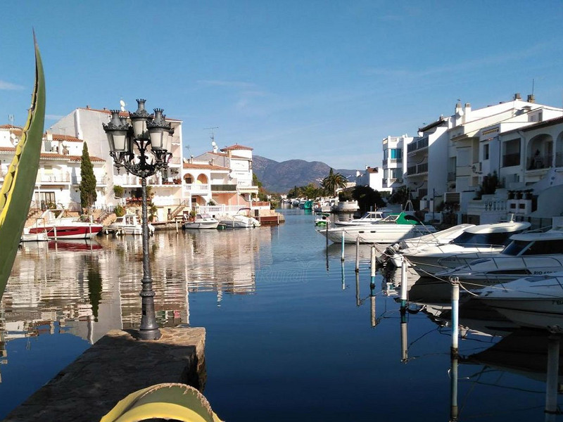 Очаровательный дом с причалом и видом на канал в Эмпуриабрава. Фото:  24