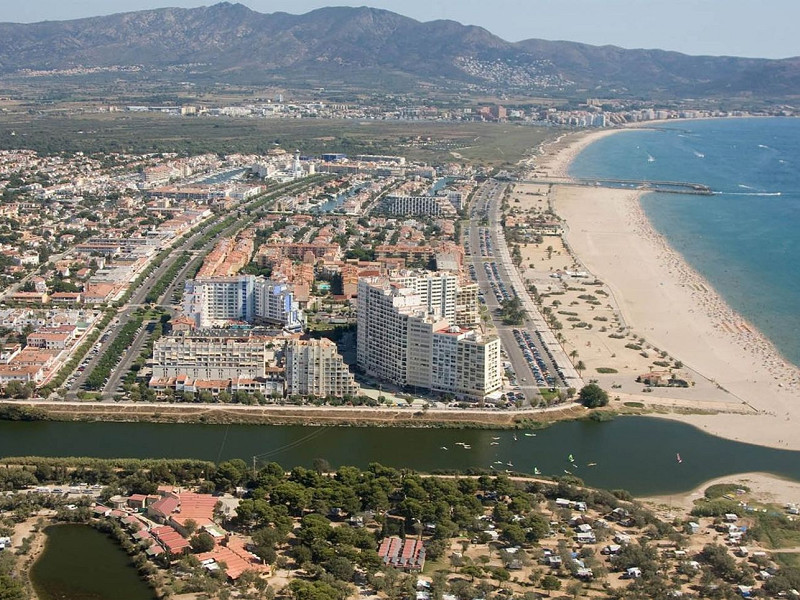 Очаровательный дом с причалом и видом на канал в Эмпуриабрава. Фото:  25