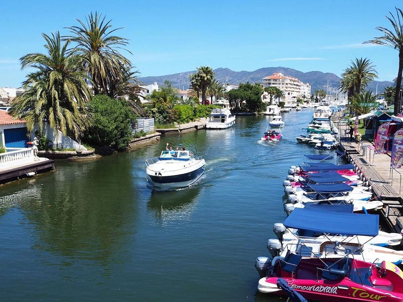 Очаровательный дом с причалом и видом на канал в Эмпуриабрава. Фото:  26