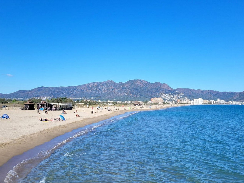 Очаровательный дом с причалом и видом на канал в Эмпуриабрава. Фото:  27