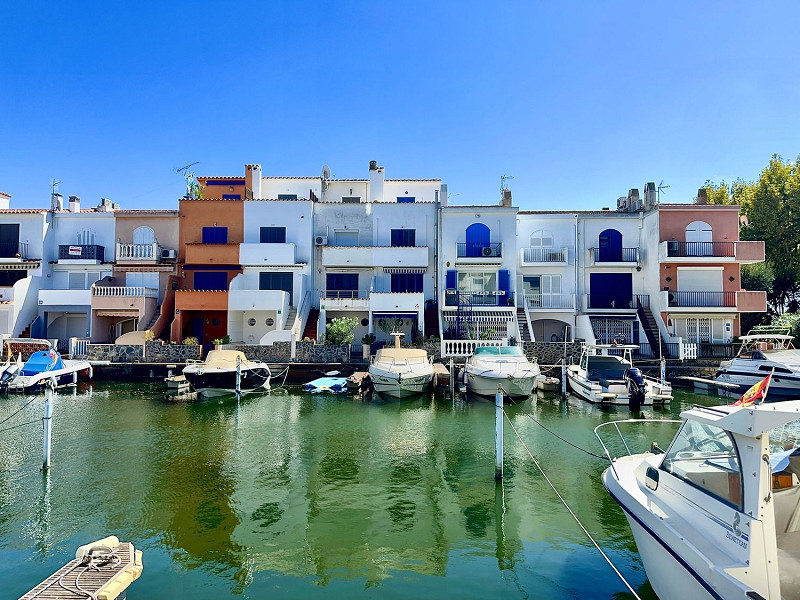 Дом у канала с причалом в Порт-Эмпуриабрава. Фото:  2