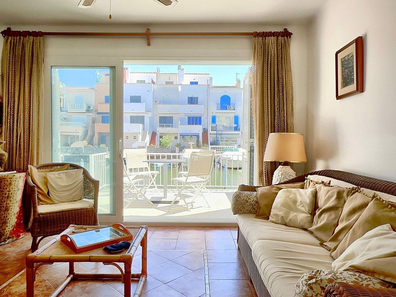 Дом у канала с причалом в Порт-Эмпуриабрава. Фото:  9