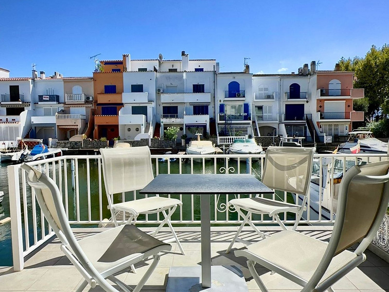 Дом у канала с причалом в Порт-Эмпуриабрава. Фото:  10