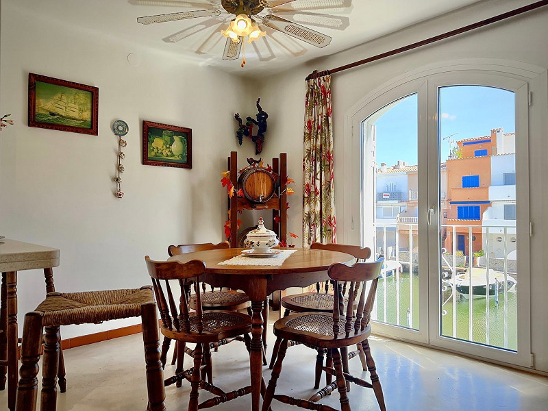 Дом у канала с причалом в Порт-Эмпуриабрава. Фото:  15