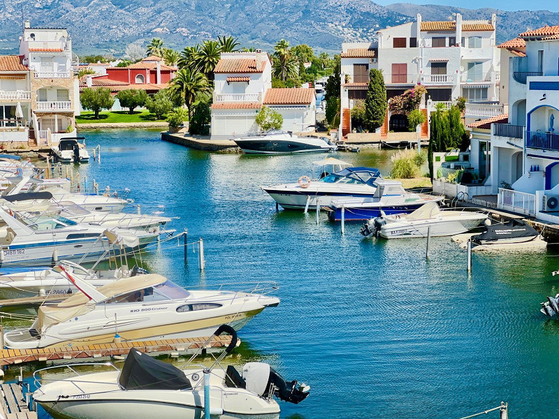 Дом у канала с причалом в Порт-Эмпуриабрава. Фото:  1