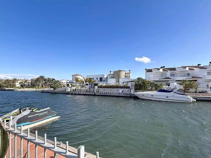 Canal Front Home with Tourist License and Mooring in Empuriabrava. Photo:  15