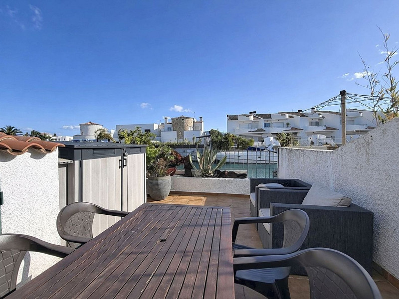 Canal Front Home with Tourist License and Mooring in Empuriabrava. Photo:  23