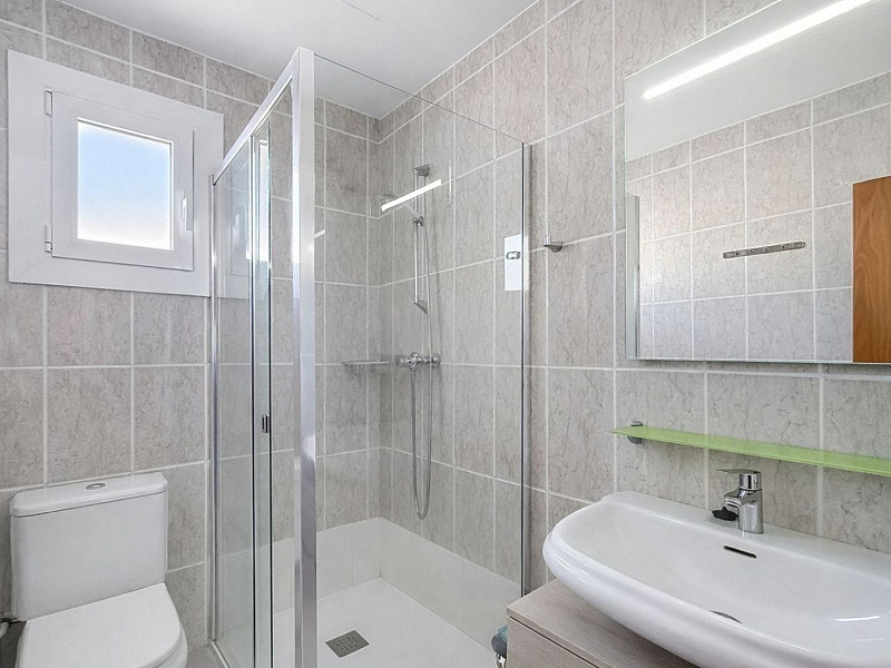 Canal Front Home with Tourist License and Mooring in Empuriabrava. Photo:  31