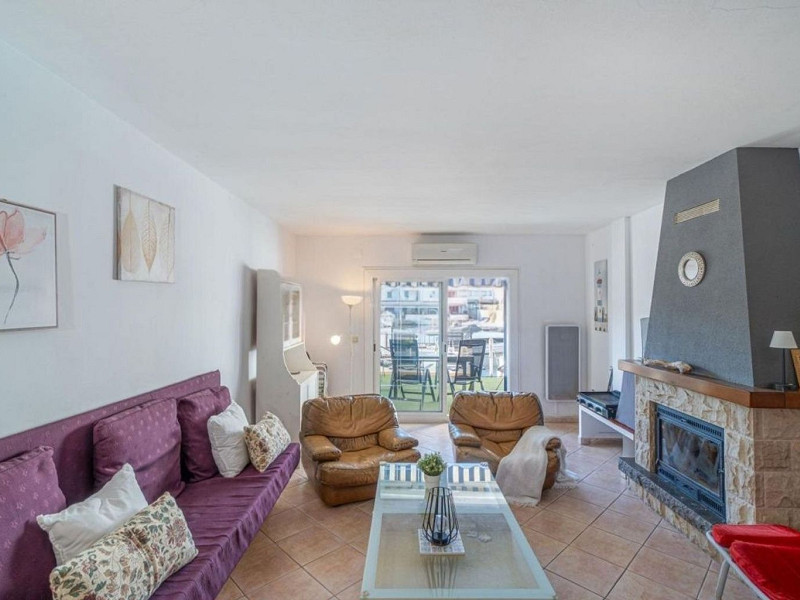 Exclusive Fisherman’s House with Private Mooring and 4 Bedrooms in Empuriabrava. Photo:  8