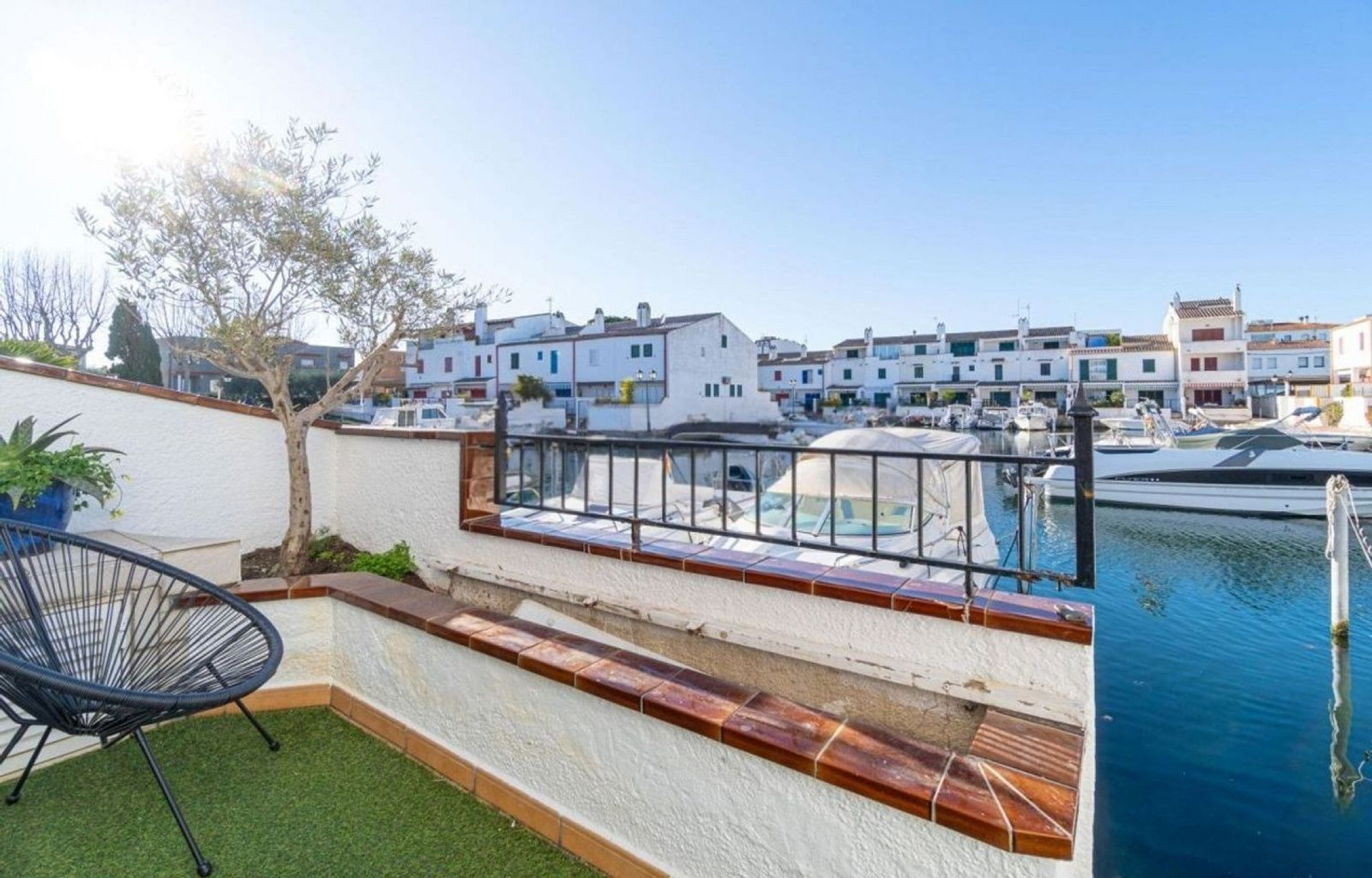 Exclusive Fisherman’s House with Private Mooring and 4 Bedrooms in Empuriabrava