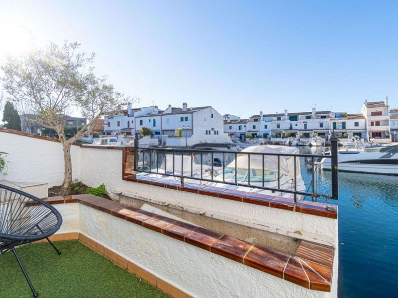 Exclusive Fisherman’s House with Private Mooring and 4 Bedrooms in Empuriabrava