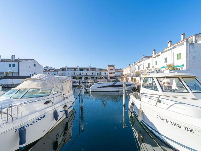 Exclusive Fisherman’s House with Private Mooring and 4 Bedrooms in Empuriabrava. Photo:  14