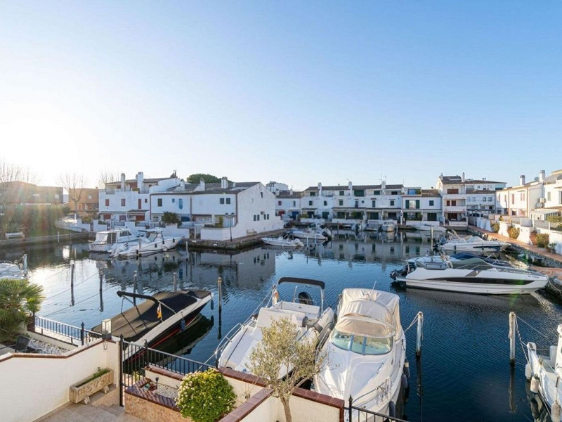 Exclusive Fisherman’s House with Private Mooring and 4 Bedrooms in Empuriabrava. Photo:  23