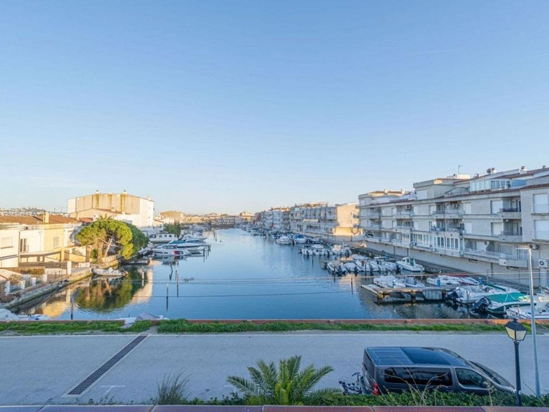 Exclusive Fisherman’s House with Private Mooring and 4 Bedrooms in Empuriabrava. Photo:  29