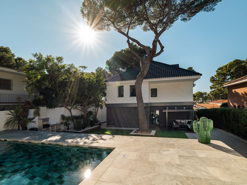 Modern new-build villa with sea views in Bellamar, Castelldefels. Photo:  19