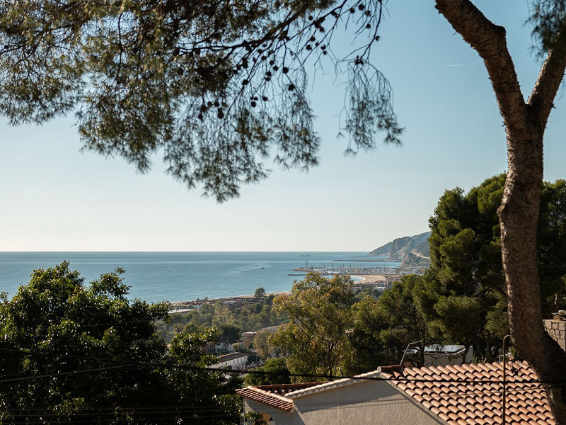 Modern new-build villa with sea views in Bellamar, Castelldefels. Photo:  24