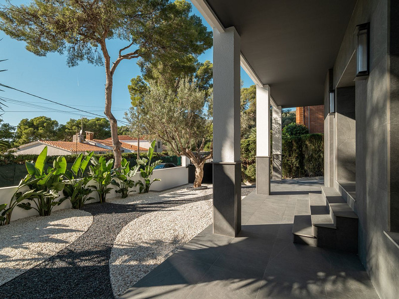 Modern new-build villa with sea views in Bellamar, Castelldefels. Photo:  25