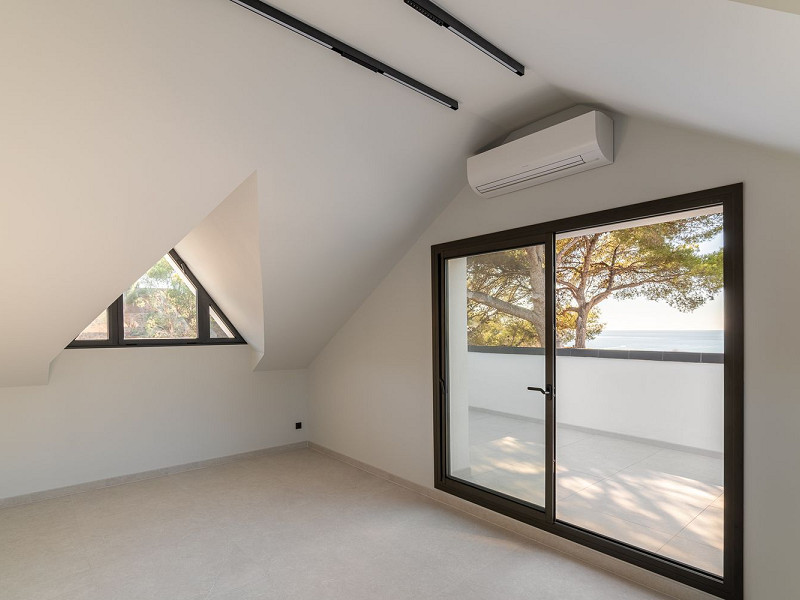 Modern new-build villa with sea views in Bellamar, Castelldefels. Photo:  26