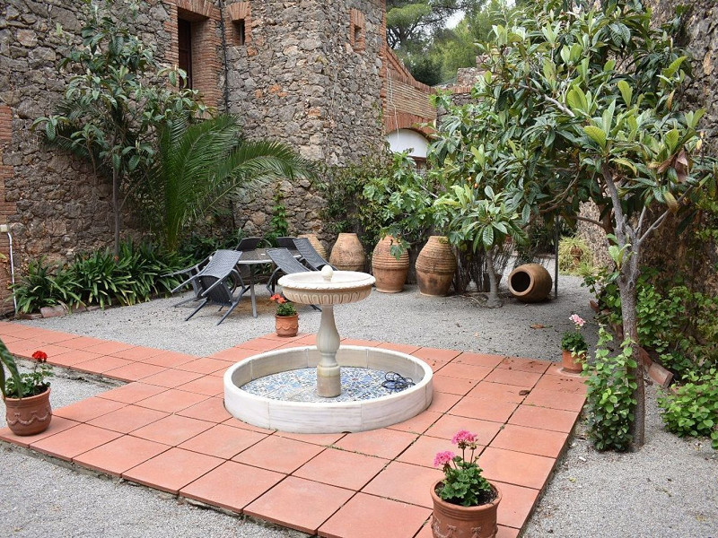 Историческая модернистская масия с видом на море в Кастельдефельс, Барселона. Фото:  54