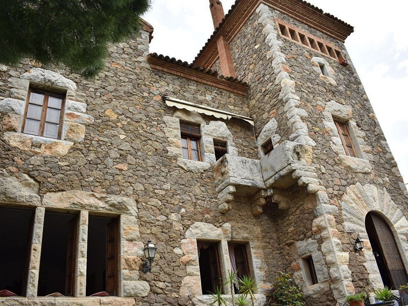 Историческая модернистская масия с видом на море в Кастельдефельс, Барселона. Фото:  66