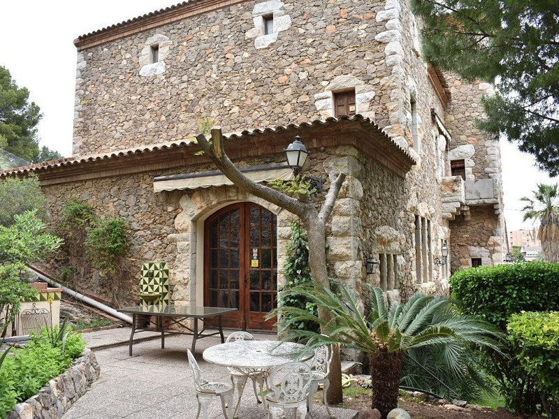 Историческая модернистская масия с видом на море в Кастельдефельс, Барселона. Фото:  67