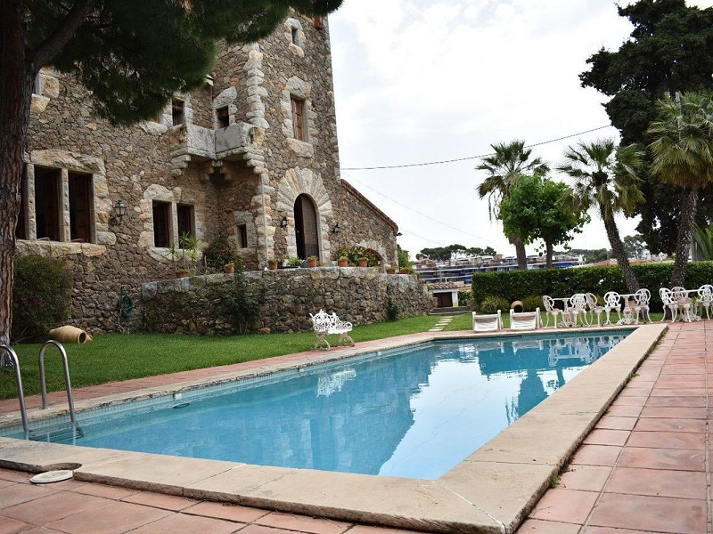 Историческая модернистская масия с видом на море в Кастельдефельс, Барселона. Фото:  70