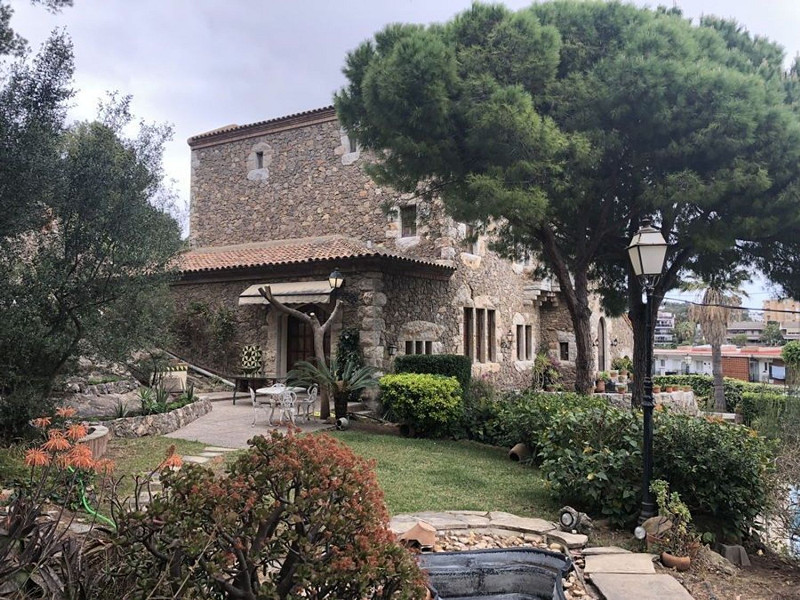 Историческая модернистская масия с видом на море в Кастельдефельс, Барселона. Фото:  75