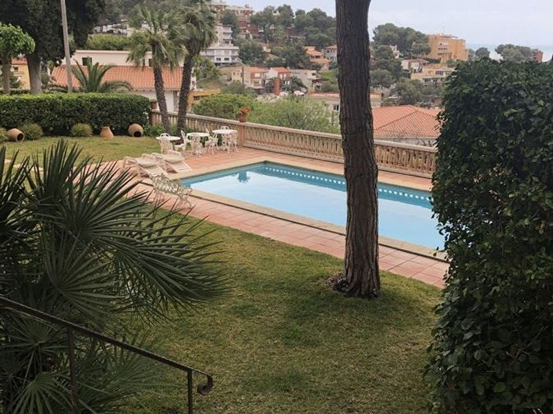 Историческая модернистская масия с видом на море в Кастельдефельс, Барселона. Фото:  76