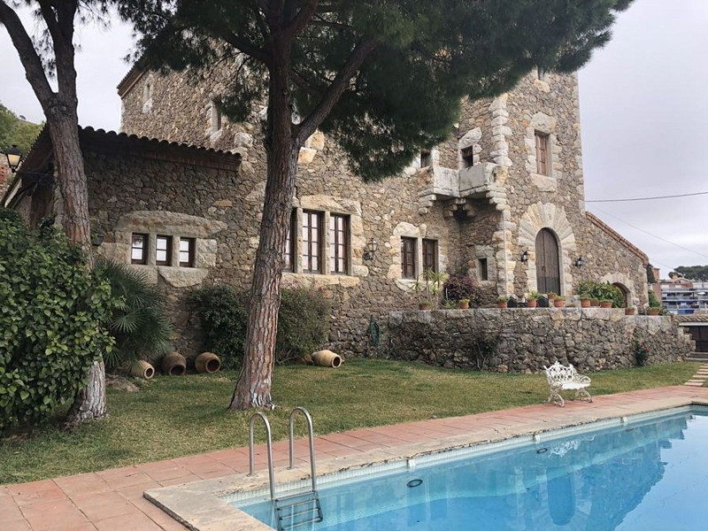 Историческая модернистская масия с видом на море в Кастельдефельс, Барселона