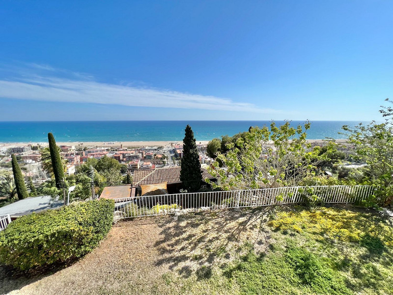 Exclusive and private villa with sea views in Bellamar, Castelldefels. Photo:  2