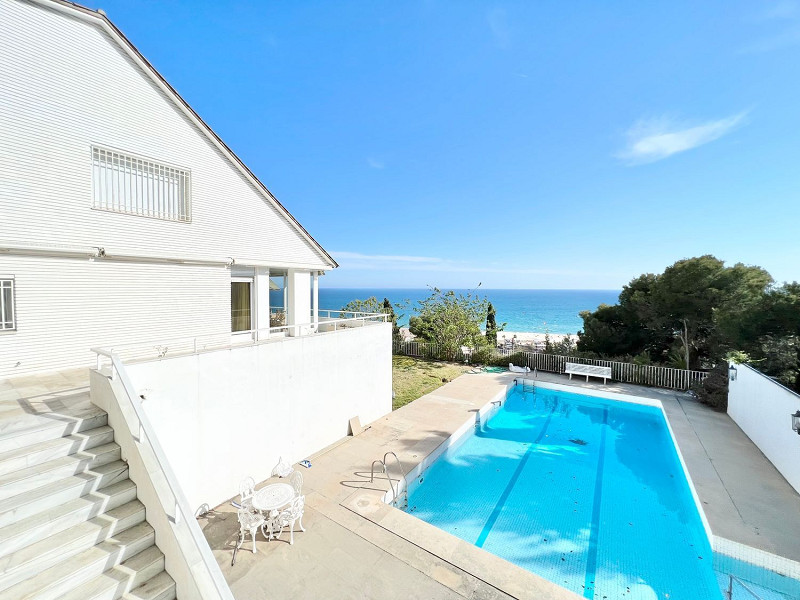 Exclusive and private villa with sea views in Bellamar, Castelldefels. Photo:  3