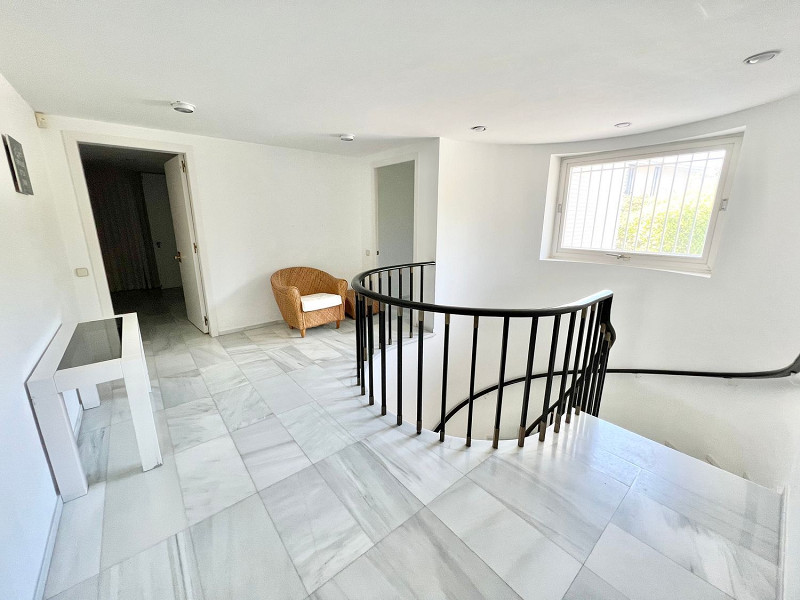 Exclusive and private villa with sea views in Bellamar, Castelldefels. Photo:  15