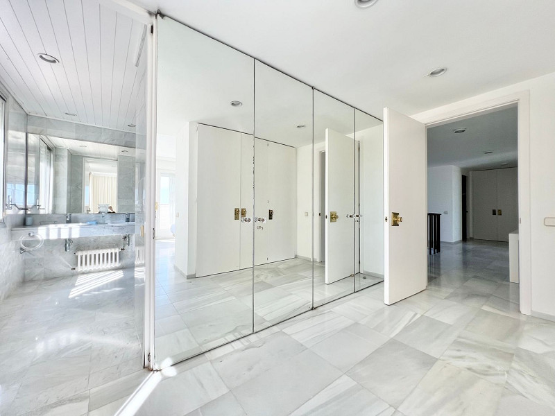 Exclusive and private villa with sea views in Bellamar, Castelldefels. Photo:  17